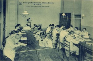Carte postale : Intérieur de l’École Bisschoffsheim, Bruxelles – Editions Nels © coll. Goldmann-Roth, publiée dans P. PIERRET, G. SILVAIN, op. cit., p. 61
